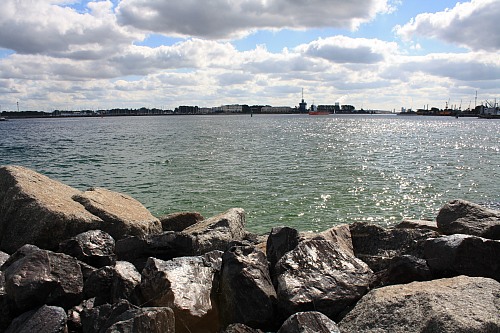 Warnemünde
<p>In the photo you can see accumulated stones, that represent the border between the sea and land. In the center of the picture is the baltic sea and in the background you can see a stretch of land and a cloudy sky about it.</p>
Küste - Kliff, Öffentlicher Bereich/Strand, Biota - marin
eucc